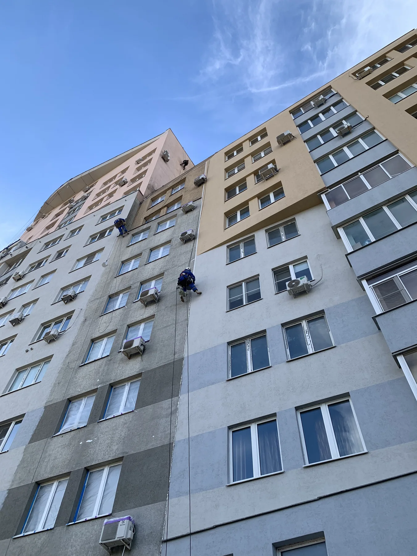 Бригада промышленных альпинистов утепляет фасад